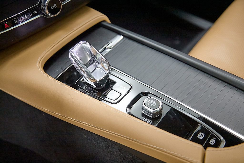 Certified 2024 Volvo XC90 T8 Ultimate w/ Protection Package image 17