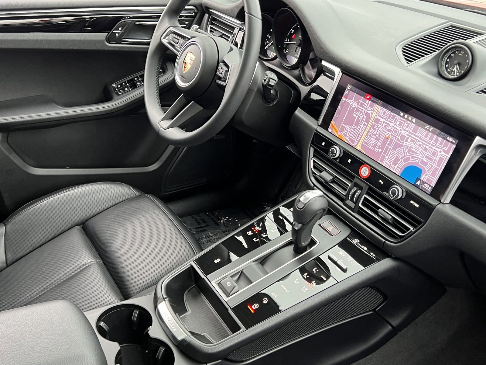 Certified 2025 Porsche Macan image 14