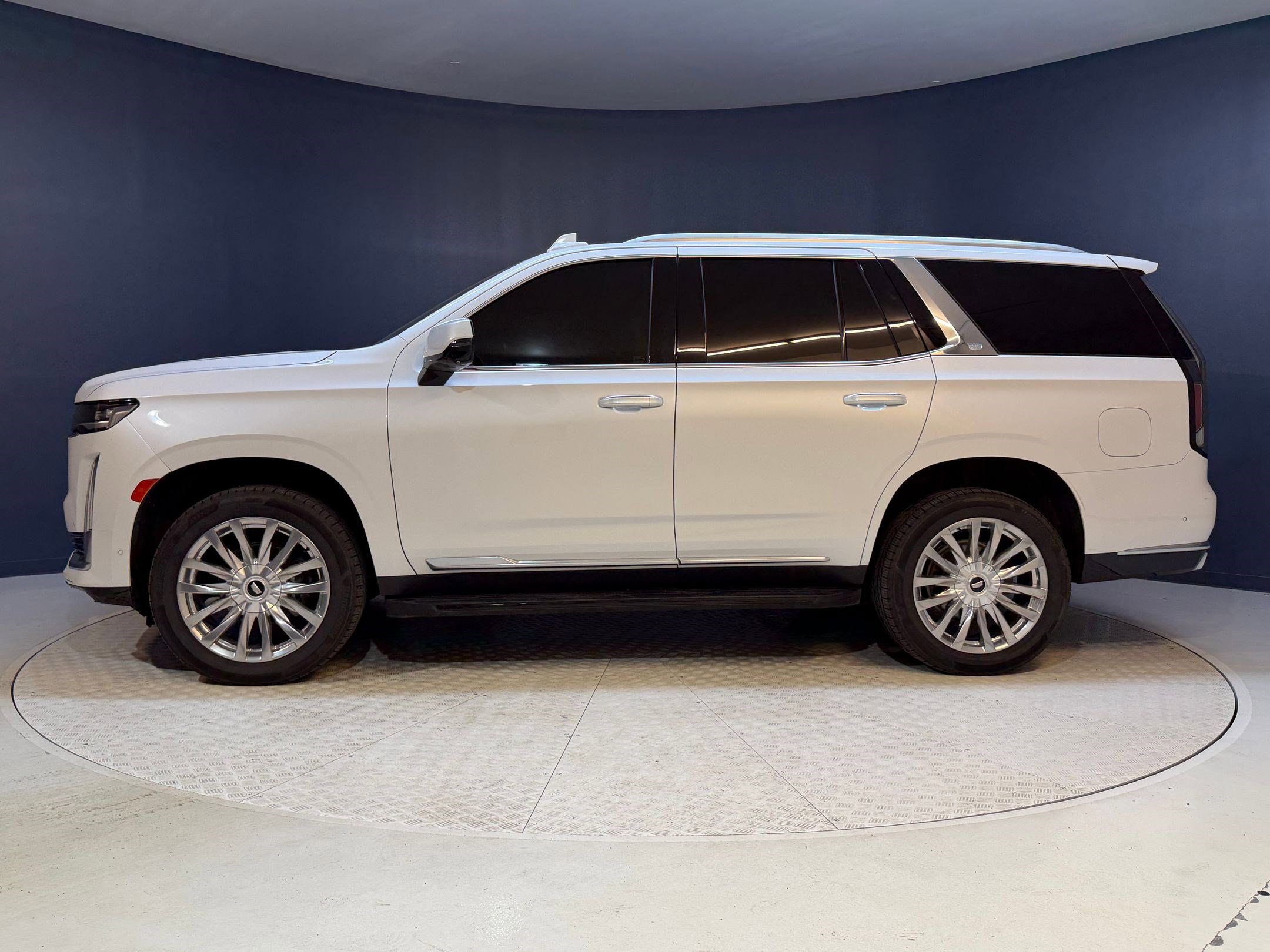 Used 2023 Cadillac Escalade Premium Luxury image 2