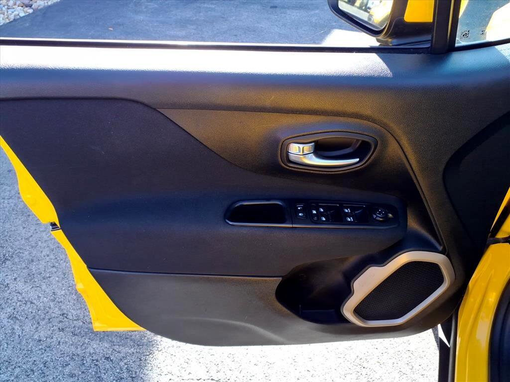 Used 2016 Jeep Renegade Latitude image 12