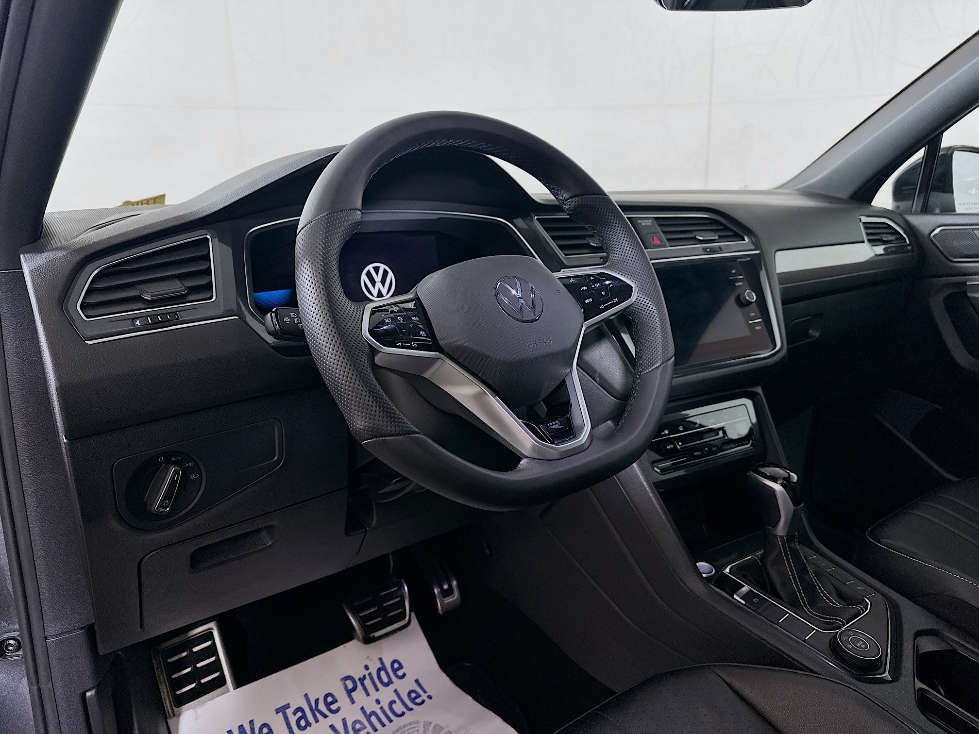 Used 2022 Volkswagen Tiguan SE R-Line AWD/4WD image 9