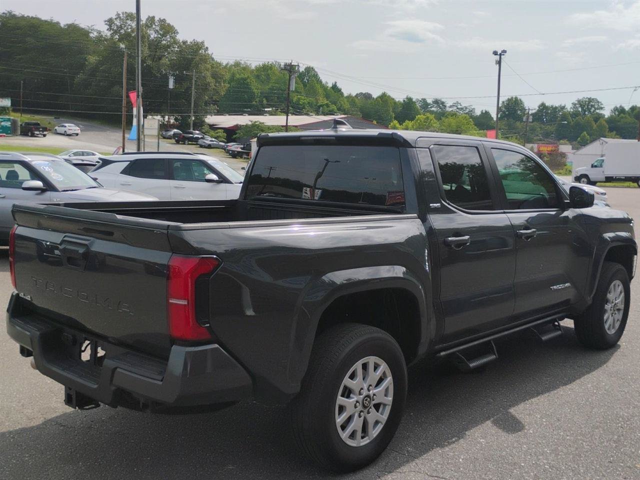 Used 2025 Toyota Tacoma SR5 AWD/4WD image 5