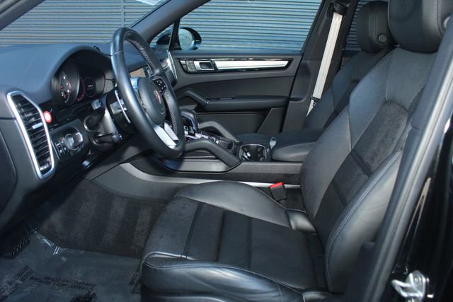 Certified 2023 Porsche Cayenne Platinum Edition image 5