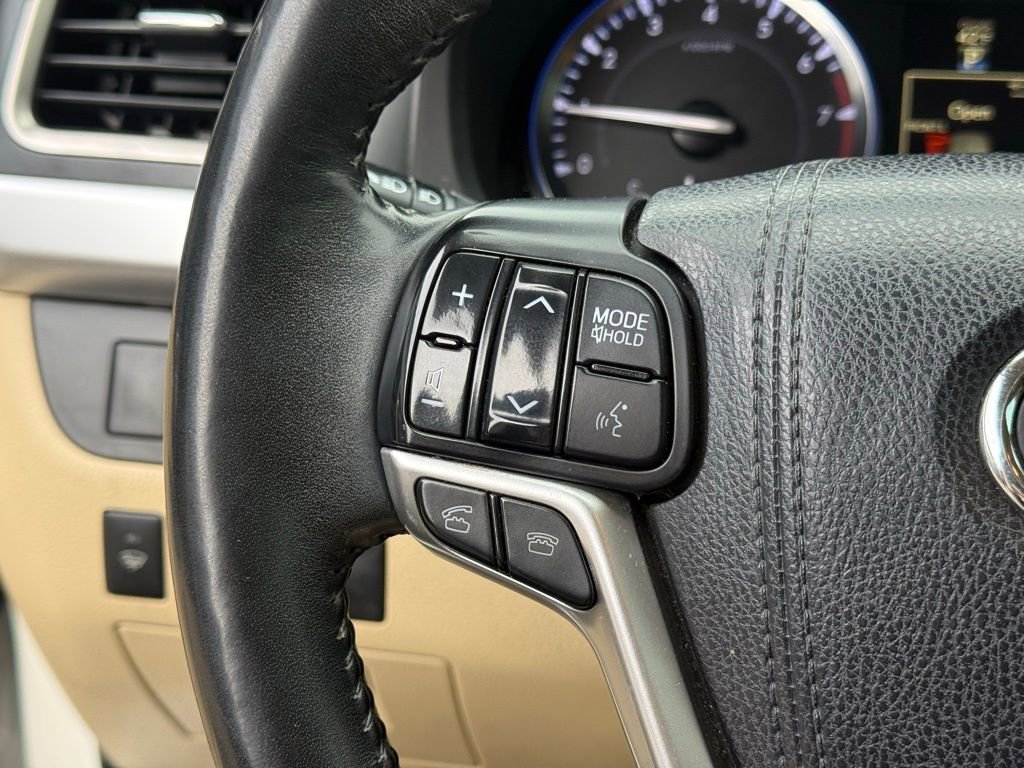 Used 2015 Toyota Highlander XLE AWD/4WD image 16