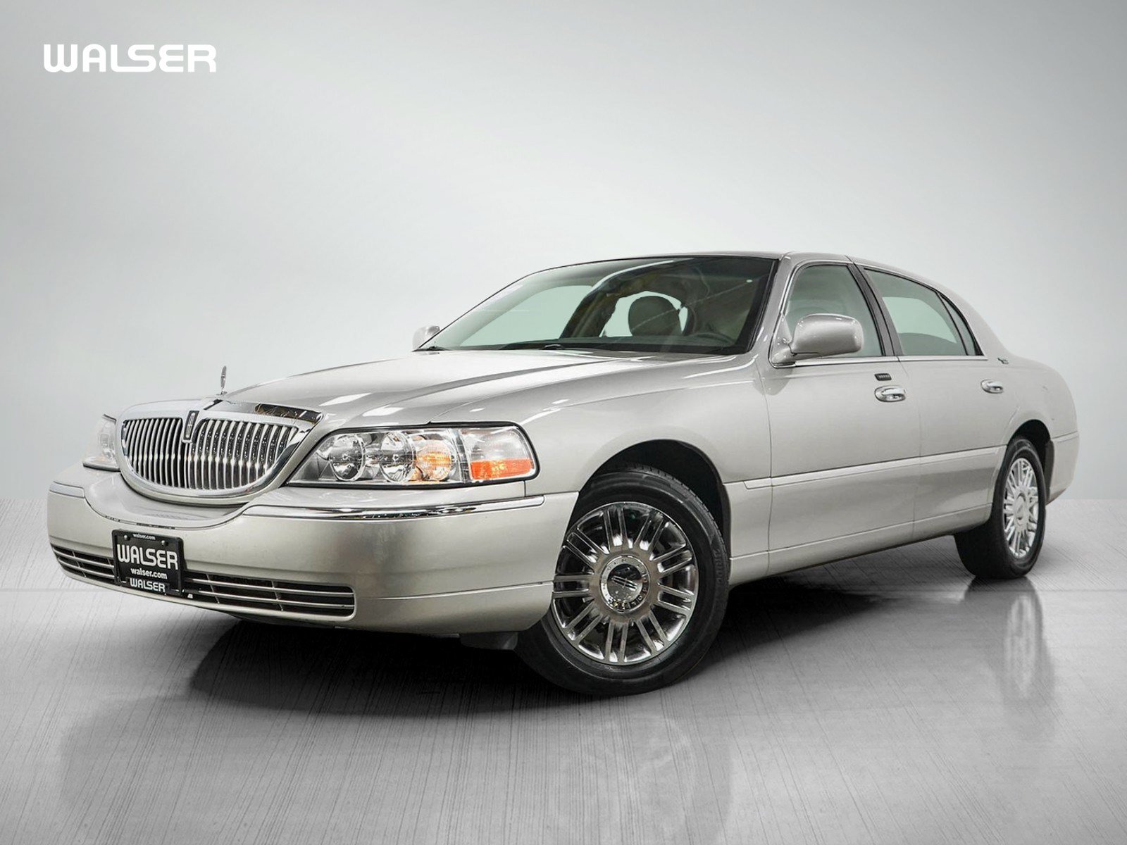 Used 2006 Lincoln Town Car Signature Limited RWD image 1