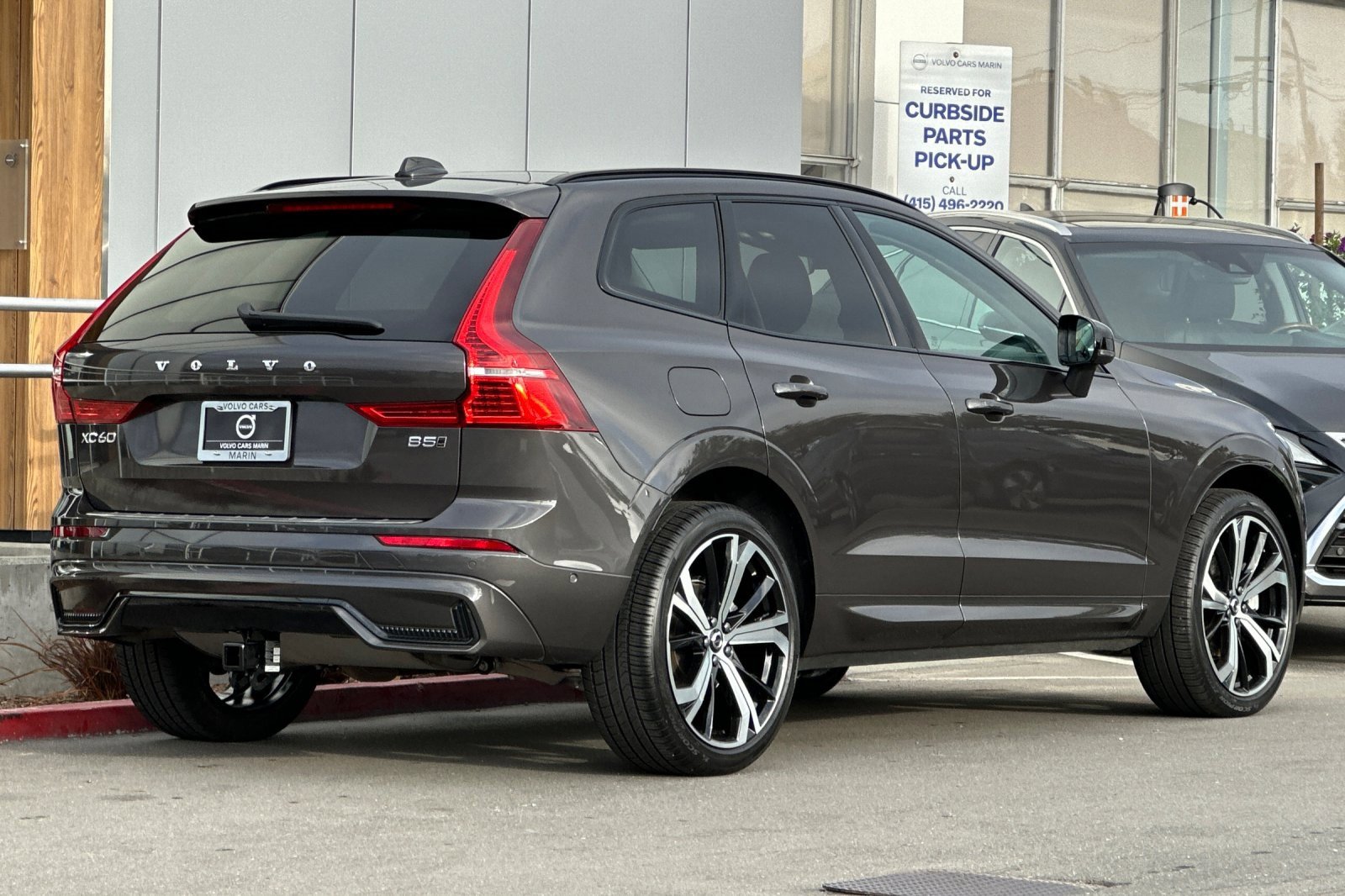 Certified 2024 Volvo XC60 B5 Ultimate w/ Protection Package Premier image 2