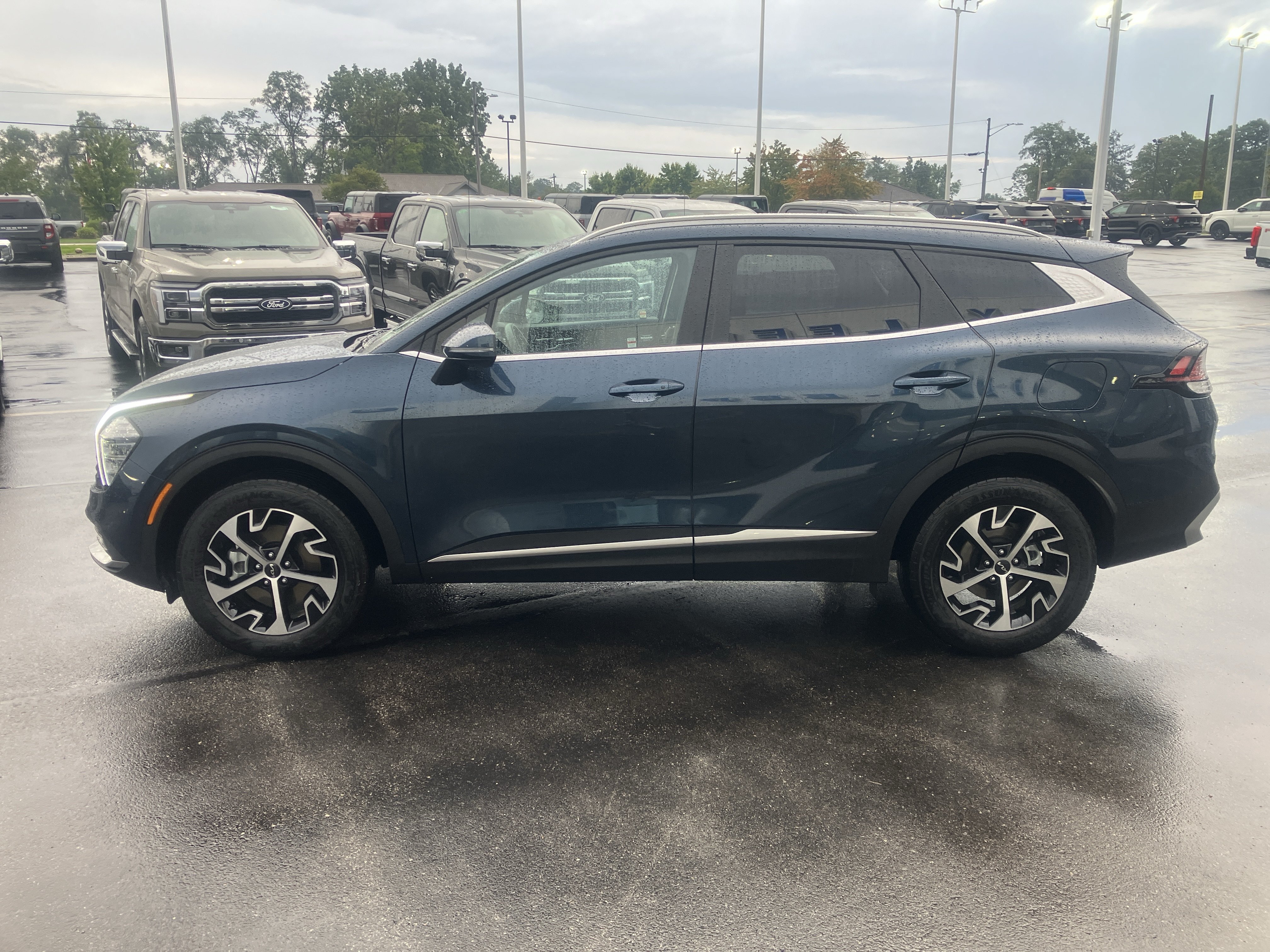 Used 2025 Kia Sportage EX AWD/4WD image 4