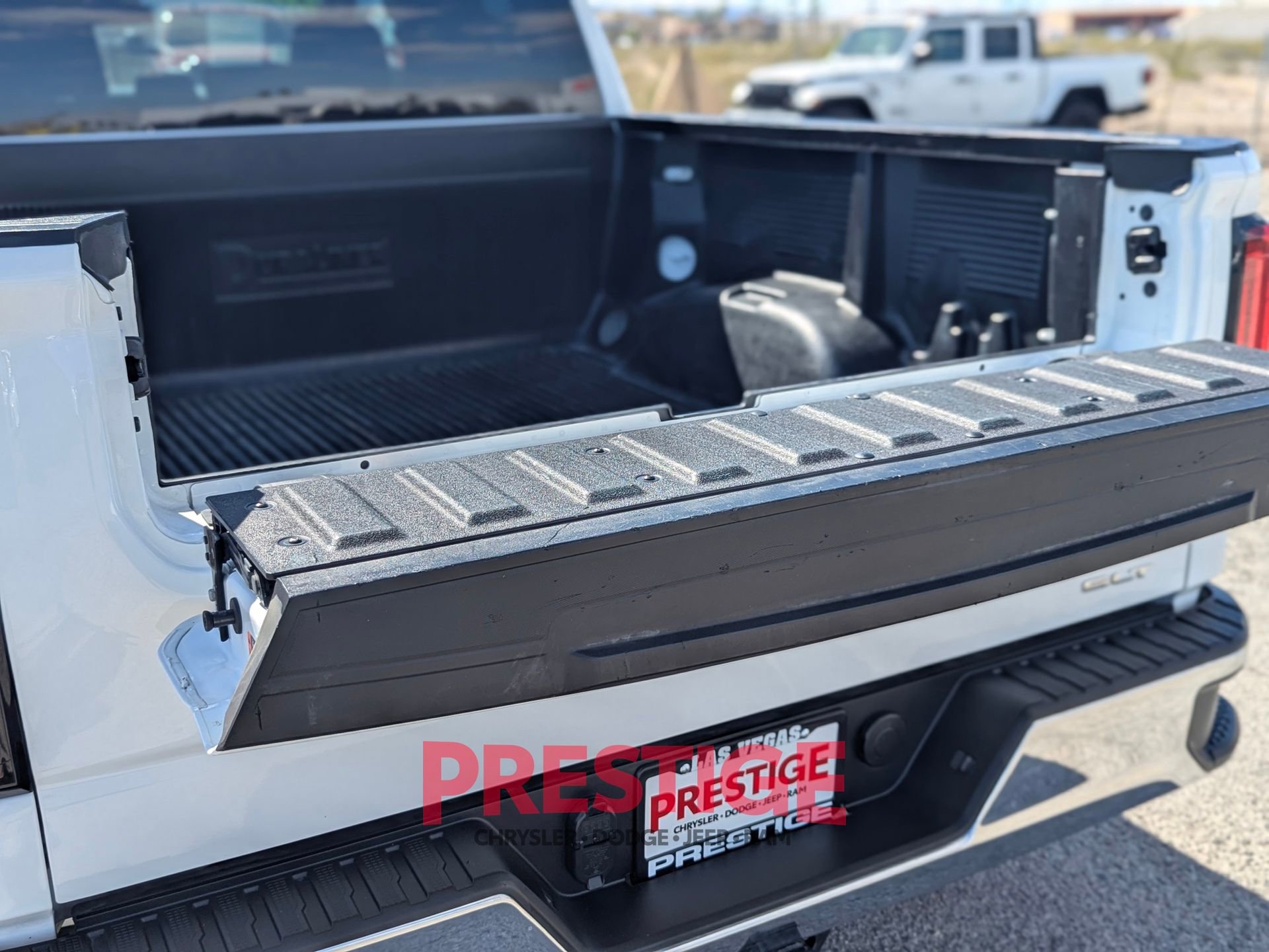 Used 2025 GMC Sierra 1500 SLT AWD/4WD image 13