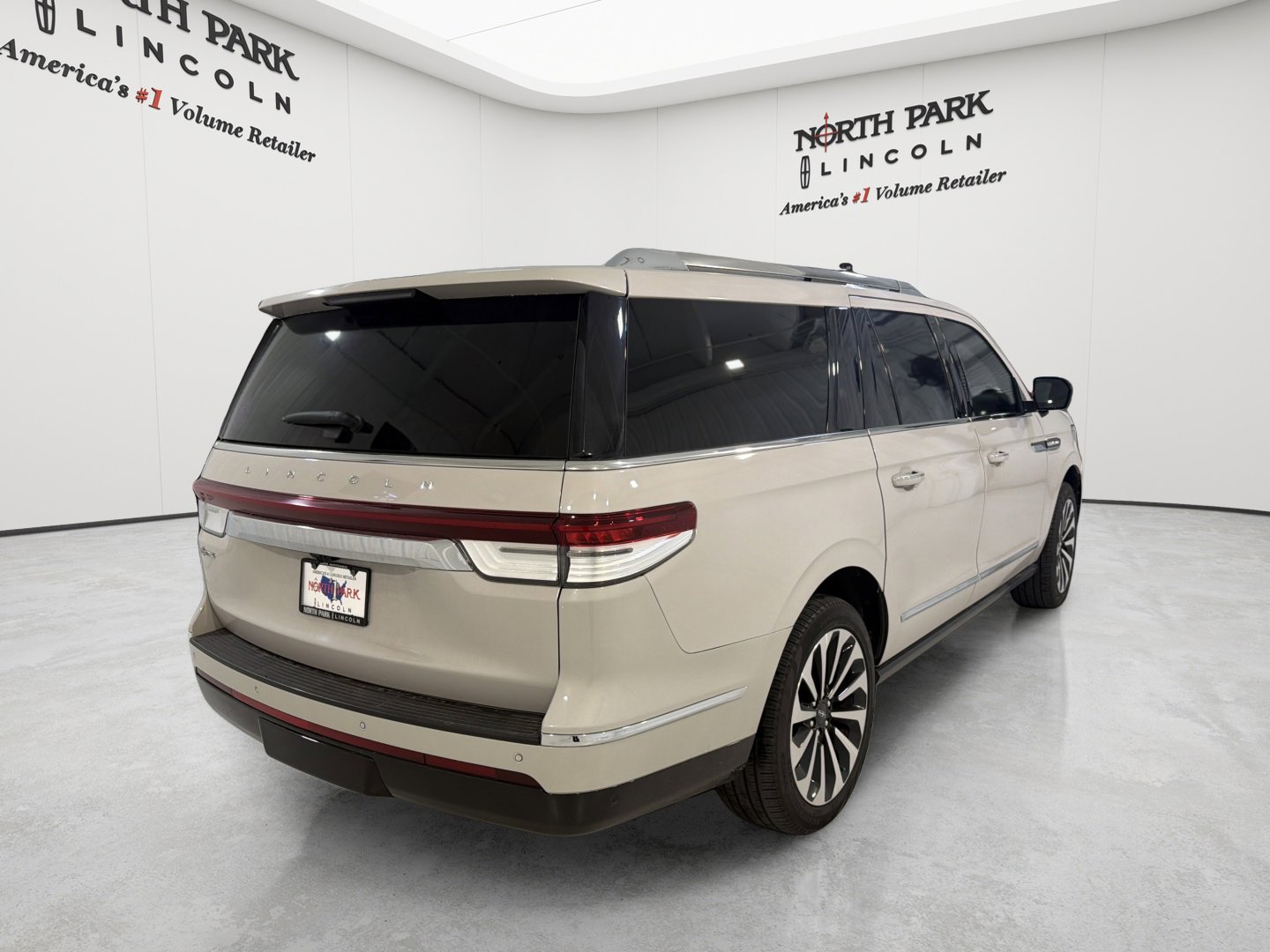 Used 2024 Lincoln Navigator L Reserve AWD/4WD image 5