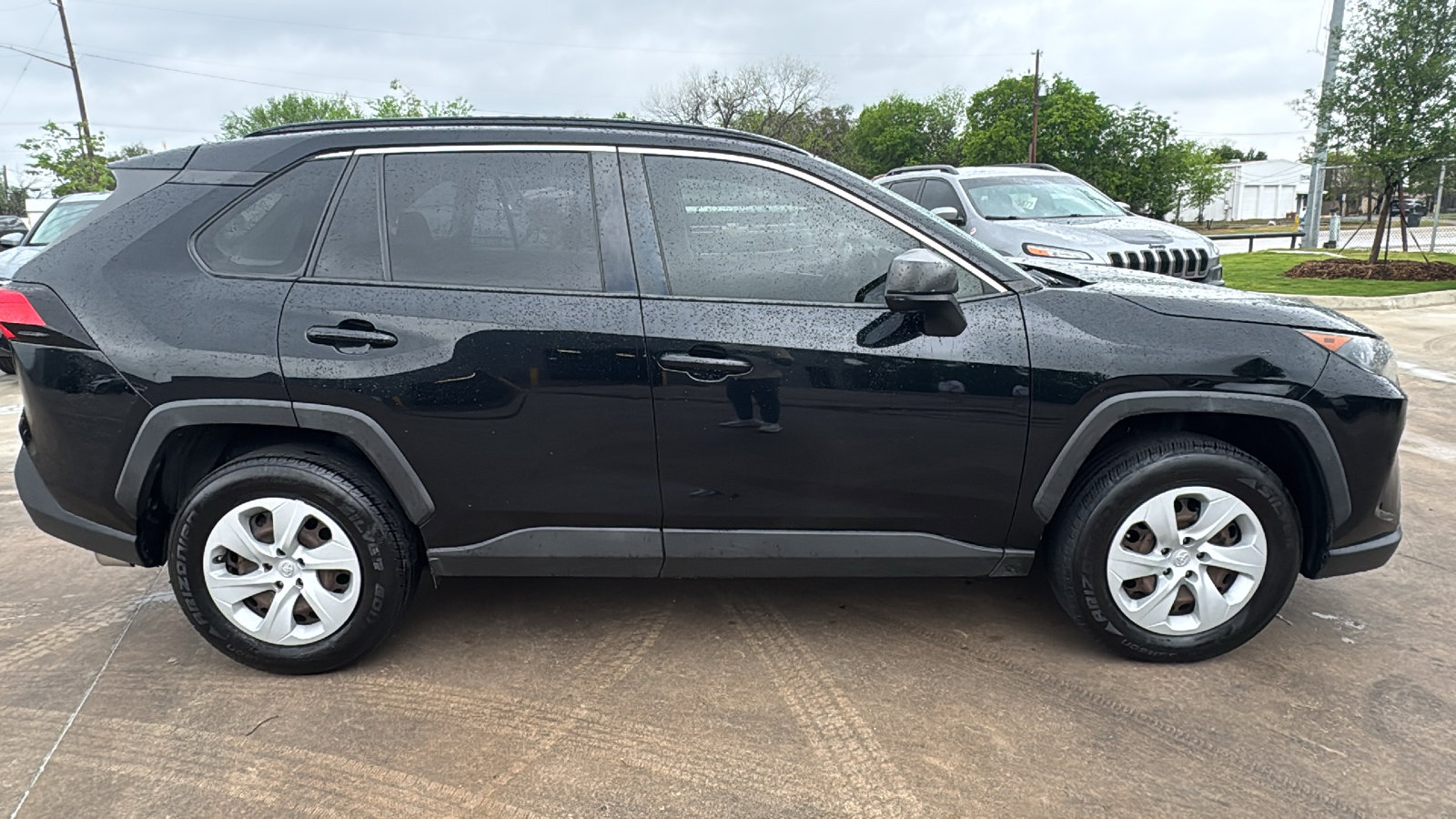 Used 2019 Toyota RAV4 LE FWD image 4