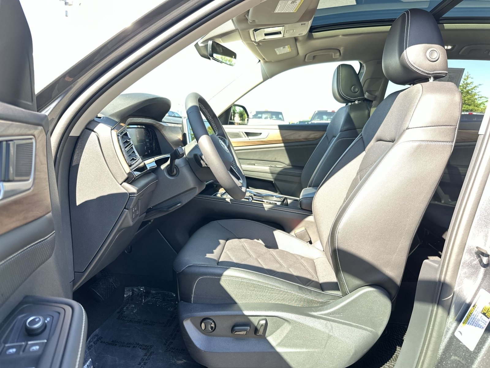 Used 2024 Volkswagen Atlas SE AWD/4WD image 14