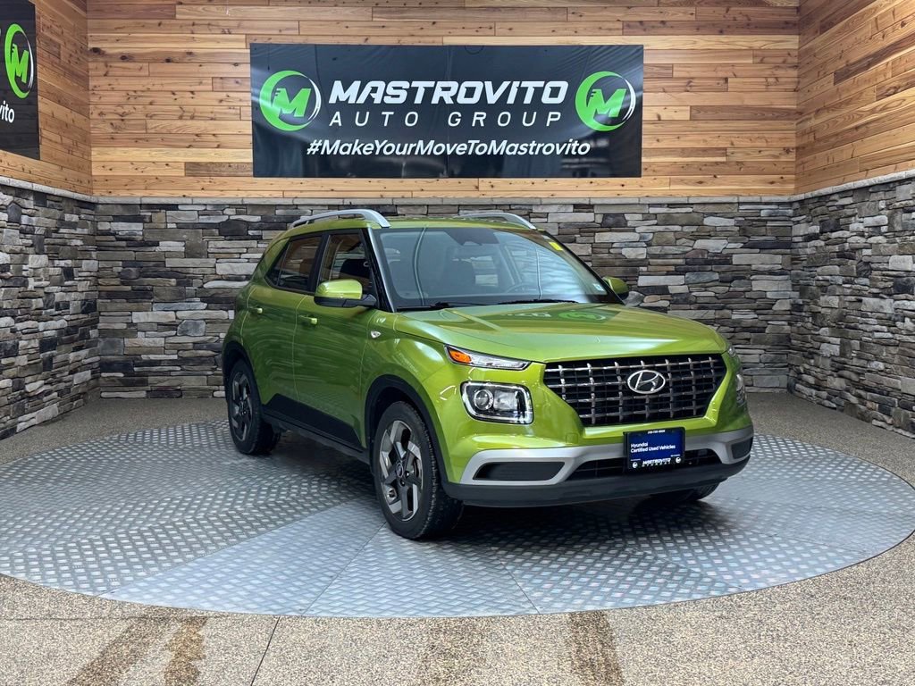 Used 2023 Hyundai Venue SEL FWD image 2