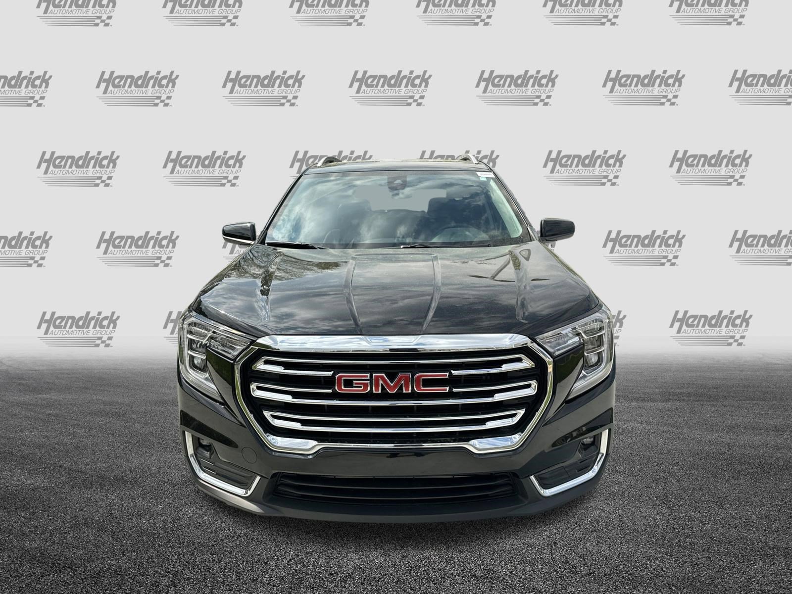 Used 2024 GMC Terrain SLT w/ Infotainment Package II image 3