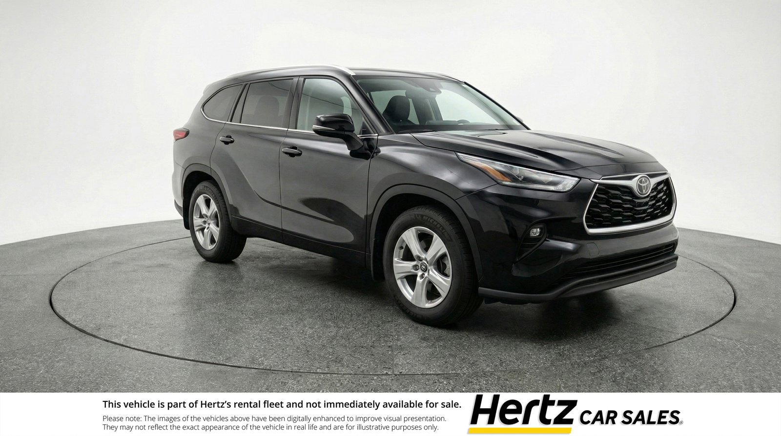 Used 2025 Toyota Highlander LE FWD image 1