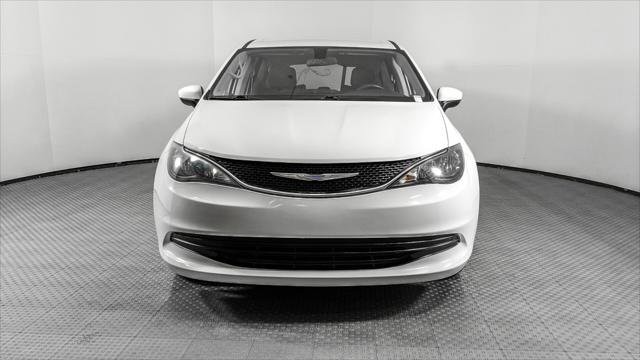 Used 2020 Chrysler Voyager LX image 12