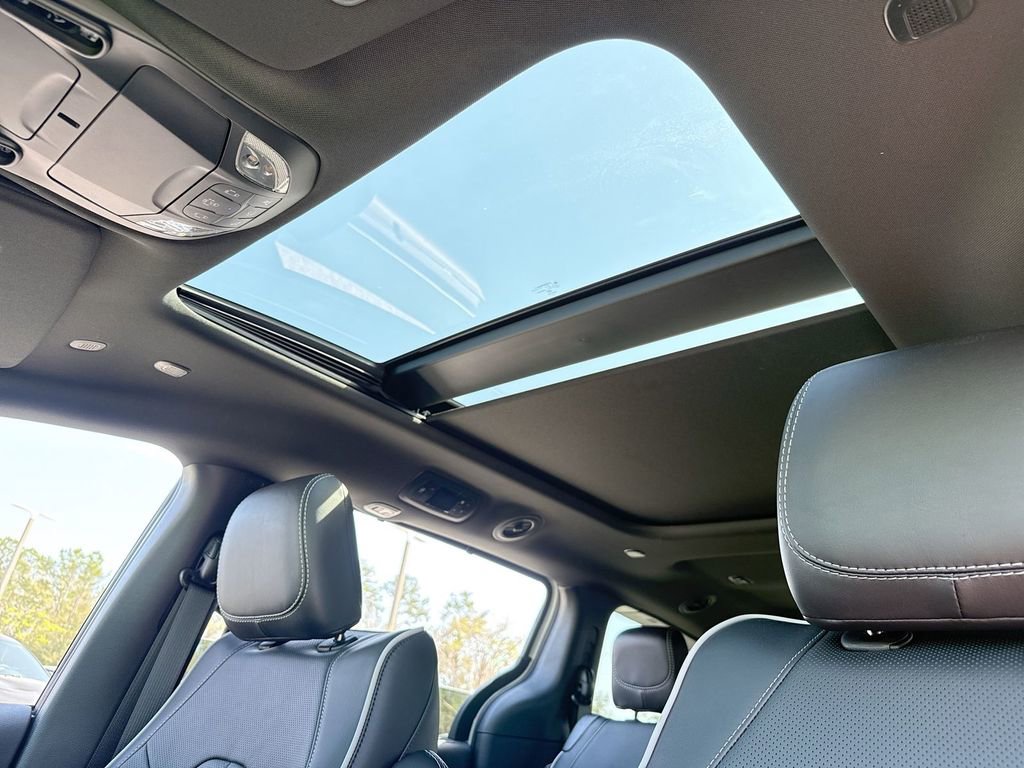 New 2026 Chrysler Pacifica Limited w/ Trailer Tow Group image 16