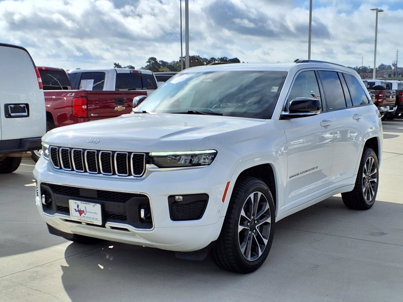 Used 2023 Jeep Grand Cherokee Overland RWD image 3