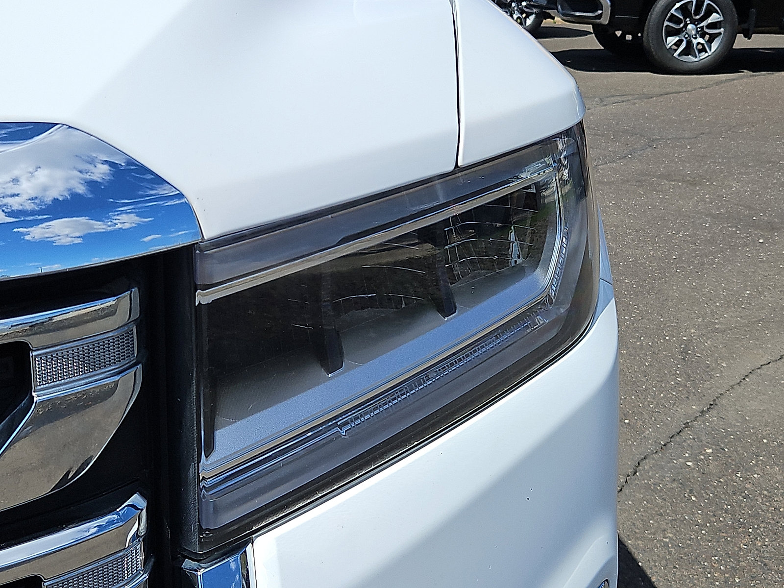 Used 2023 GMC Acadia SLE w/ Driver Convenience Package FWD image 9