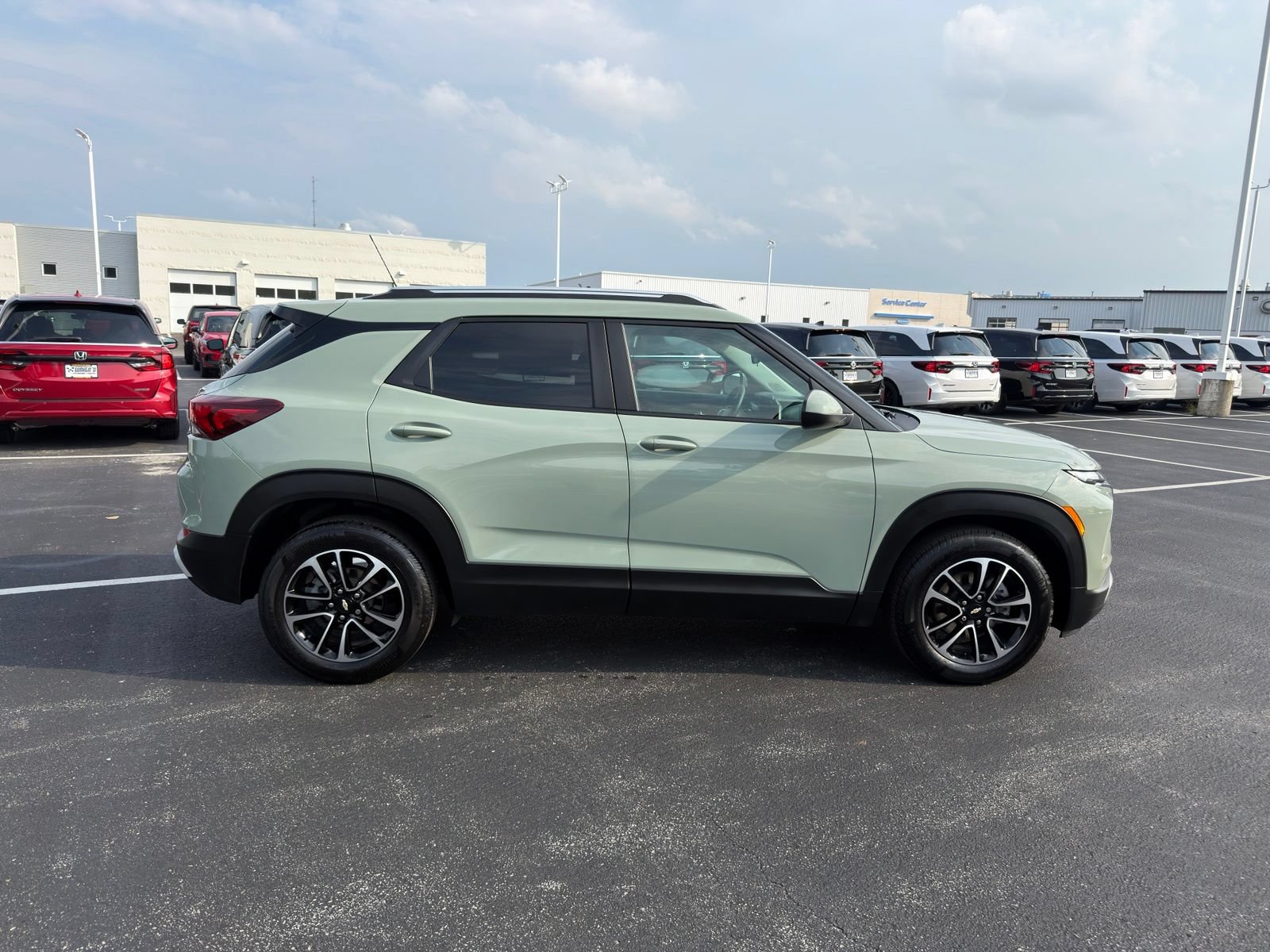 Used 2025 Chevrolet TrailBlazer LT w/ LT Cold Weather Package FWD image 8