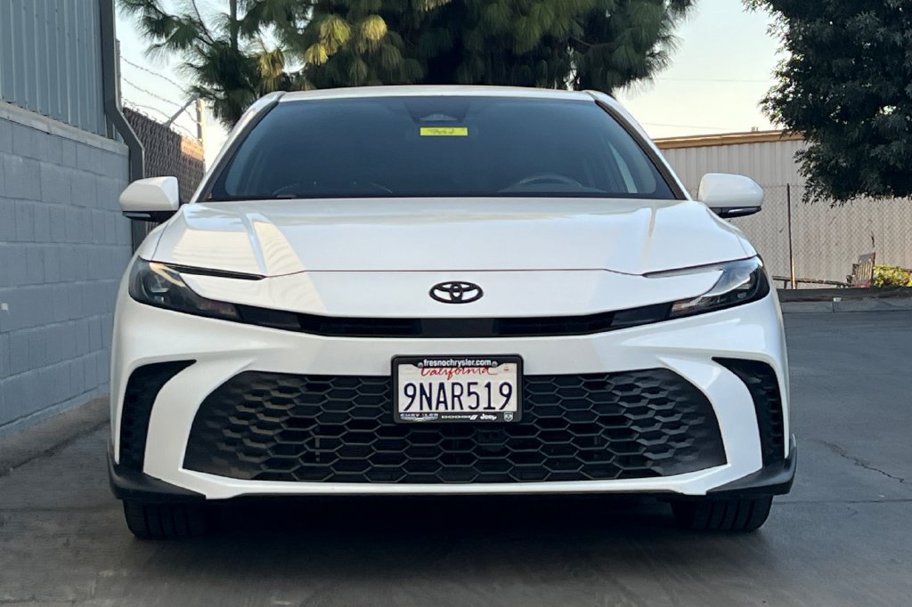 Used 2025 Toyota Camry SE FWD image 9