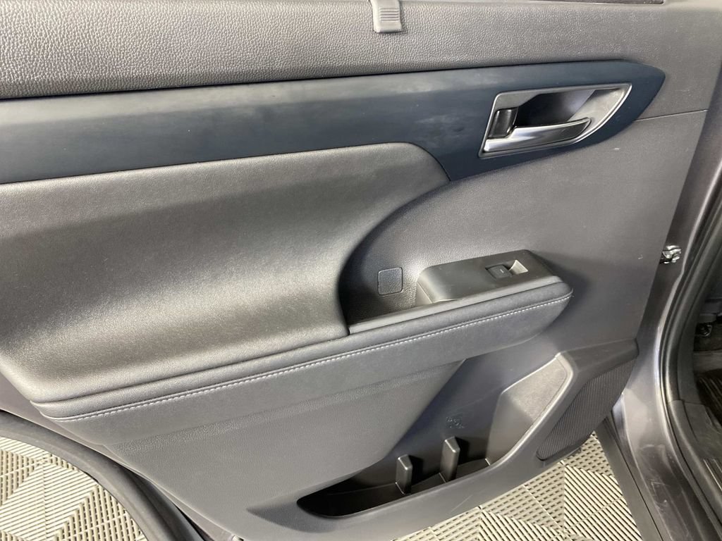 Used 2024 Toyota Highlander XLE AWD/4WD image 28