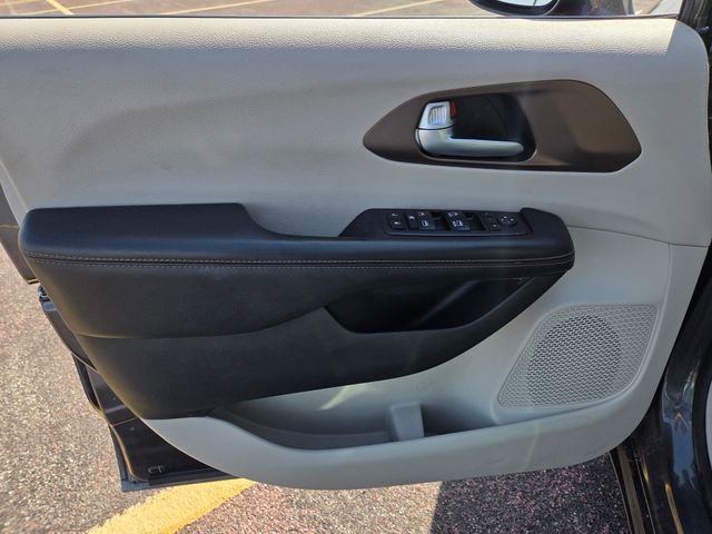 Used 2018 Chrysler Pacifica Touring-L FWD image 13