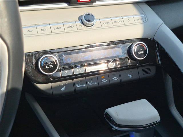 Used 2024 Hyundai Elantra Limited FWD image 17