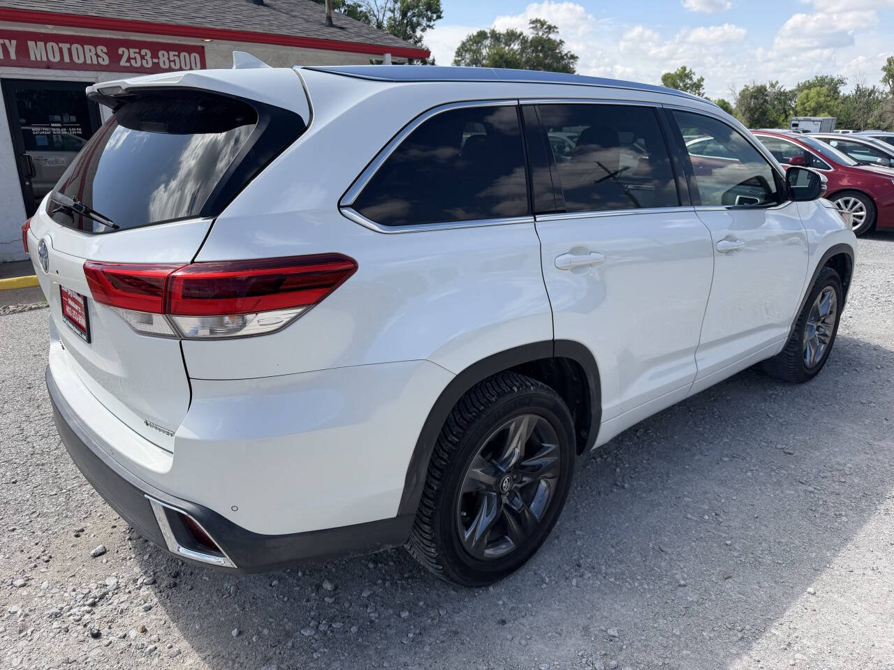 Used 2017 Toyota Highlander Limited Platinum FWD image 3