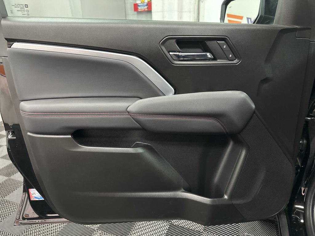 Used 2025 Chevrolet Colorado Z71 w/ Midnight Edition AWD/4WD image 19