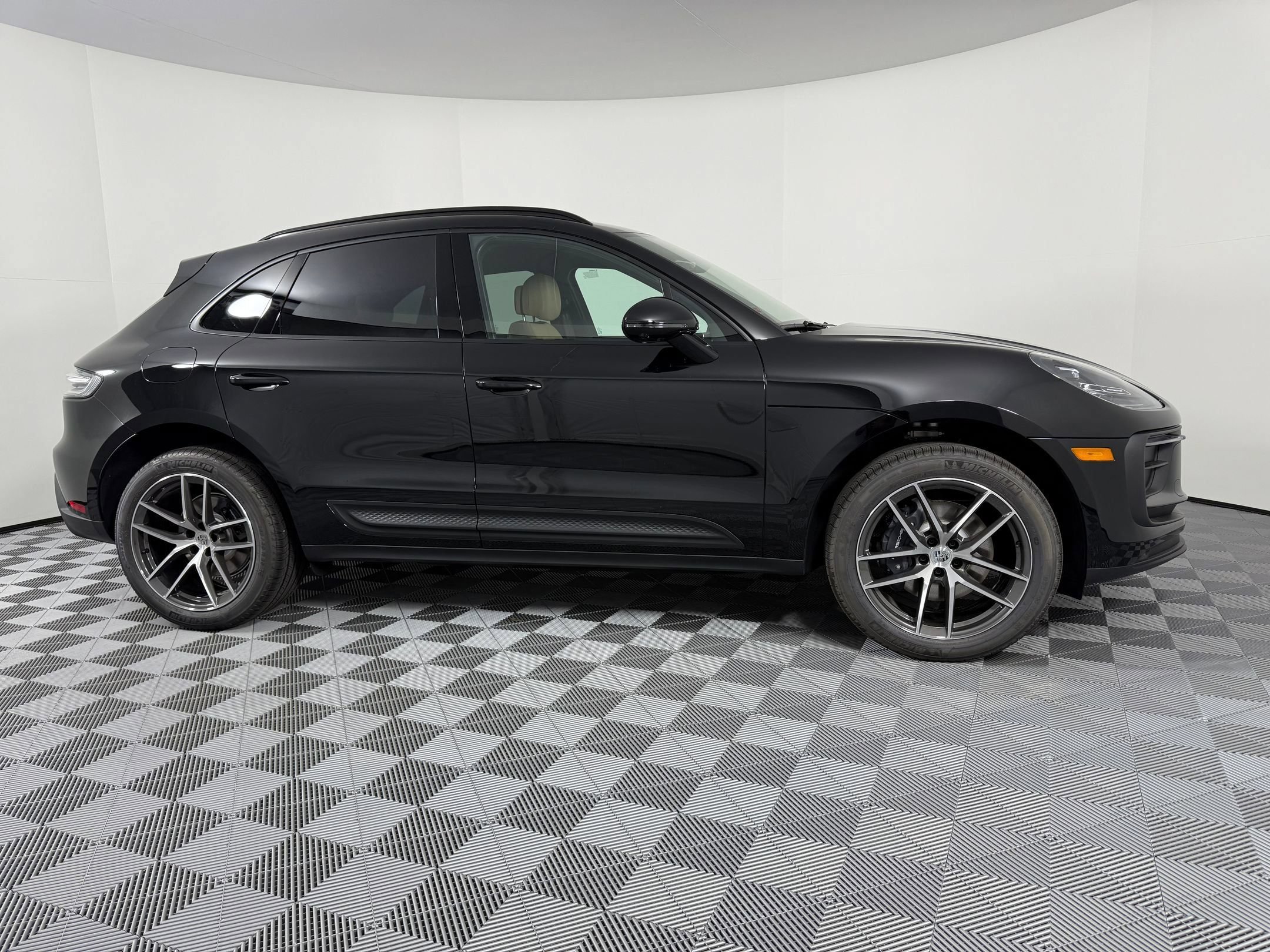 Certified 2026 Porsche Macan AWD/4WD image 8