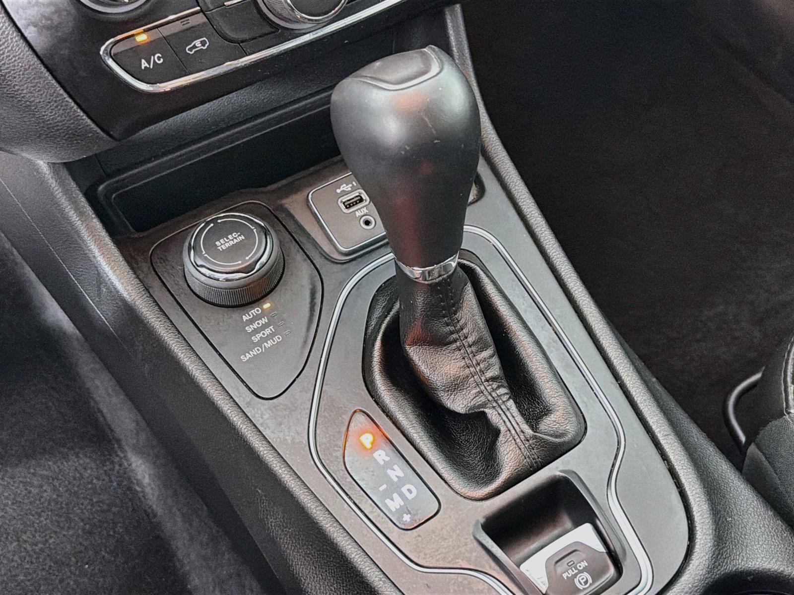 Used 2019 Jeep Cherokee Latitude Plus w/ Cold Weather Group AWD/4WD image 23