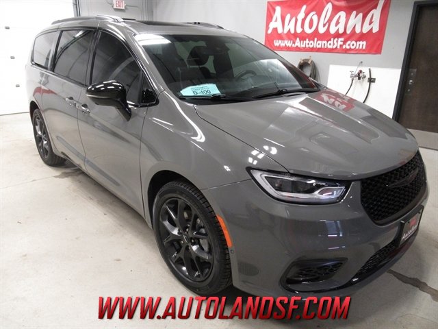 Used 2023 Chrysler Pacifica Limited w/ S Appearance Package AWD/4WD image 1