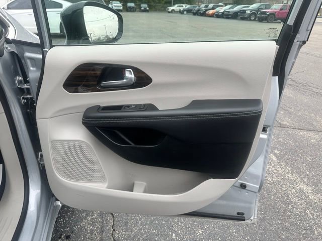 Used 2024 Chrysler Pacifica Limited FWD image 13