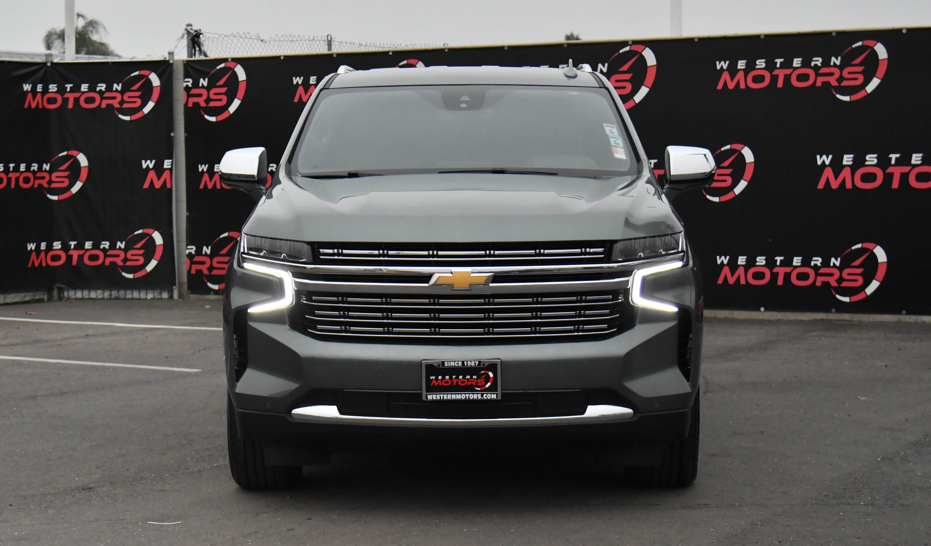 Used 2023 Chevrolet Suburban Premier image 2