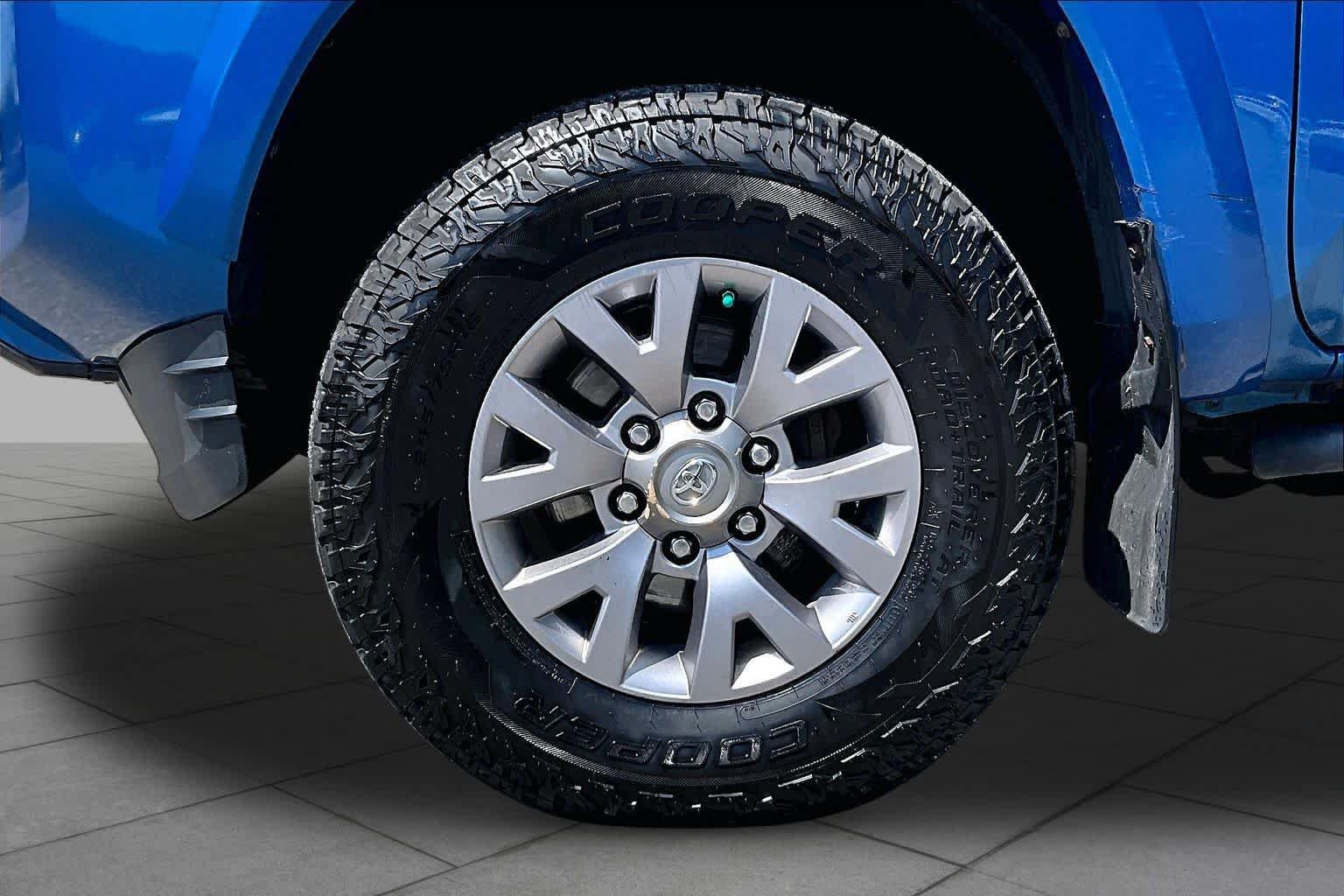 Certified 2016 Toyota Tacoma SR5 w/ SR5 Appearance Package (SN) AWD/4WD image 11