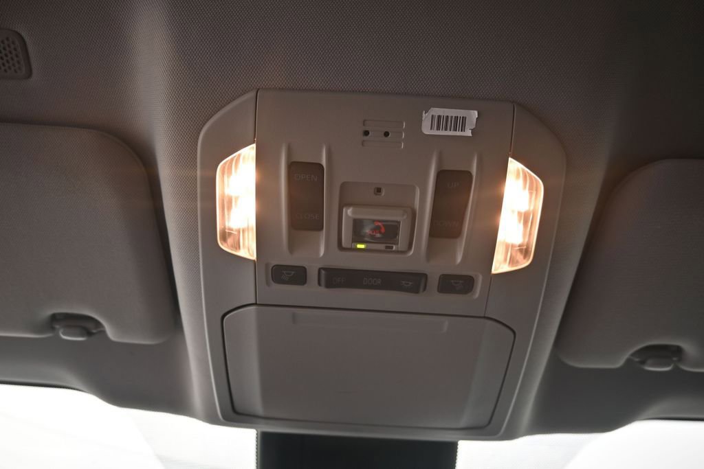 Used 2022 Toyota Highlander XLE AWD/4WD image 13