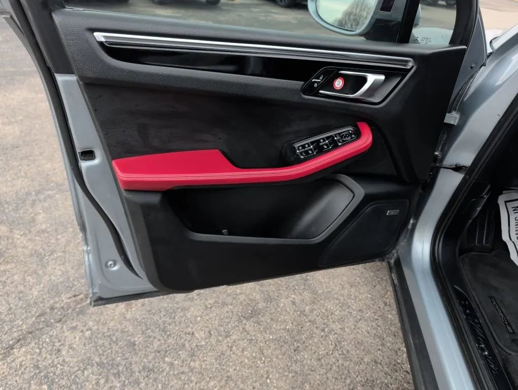 Used 2021 Porsche Macan w/ Premium Package image 22
