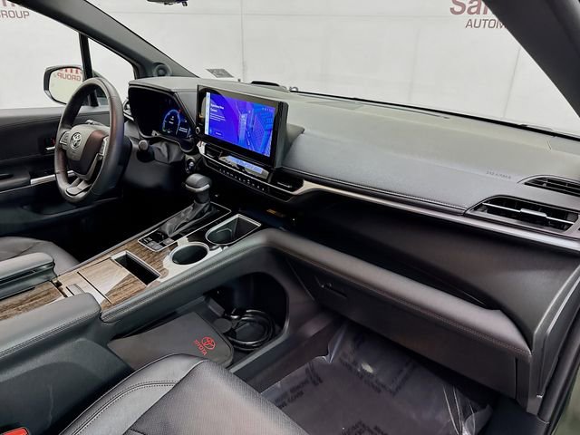 Used 2025 Toyota Sienna Platinum AWD/4WD image 32