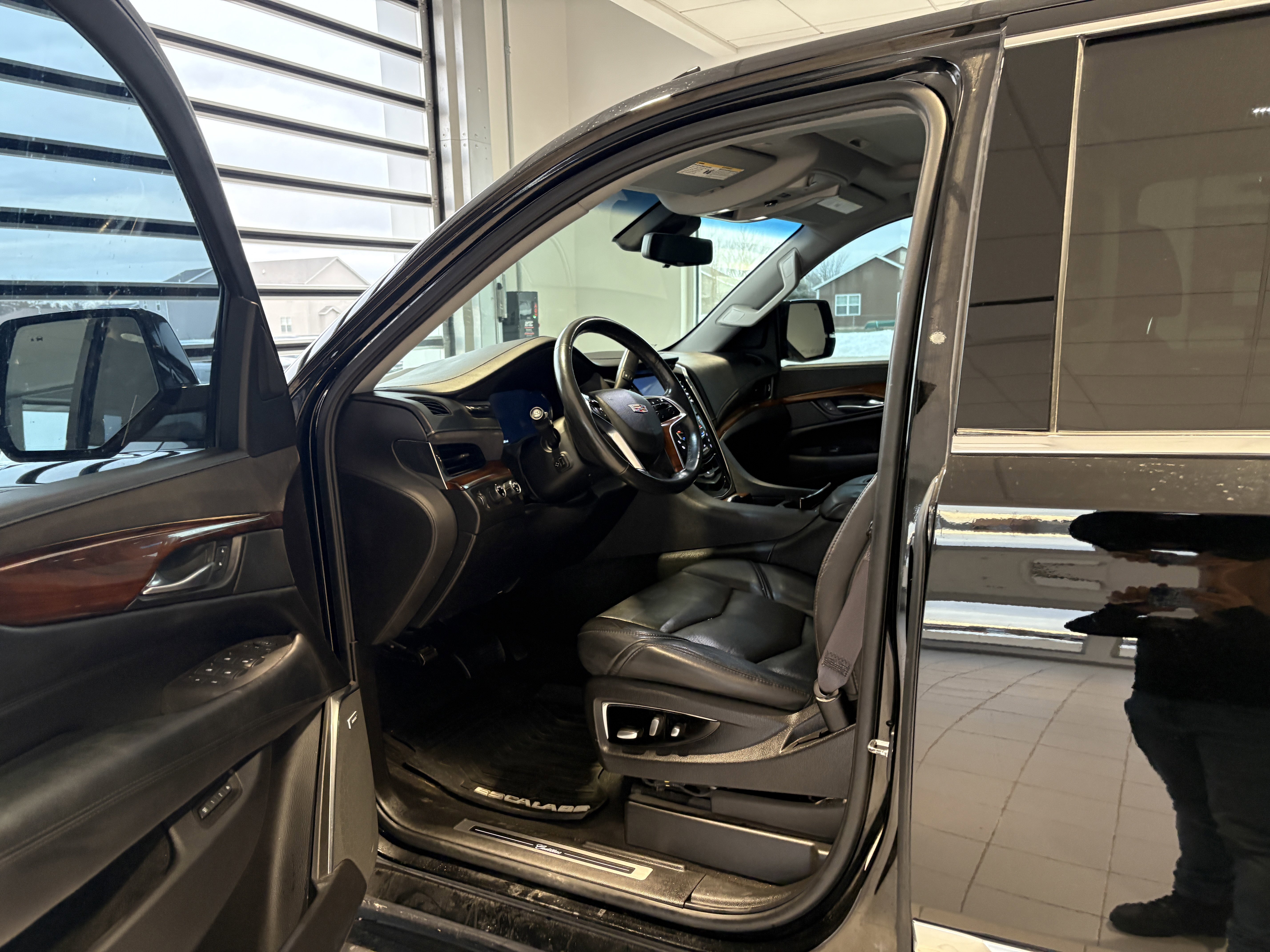 Used 2017 Cadillac Escalade Luxury image 9