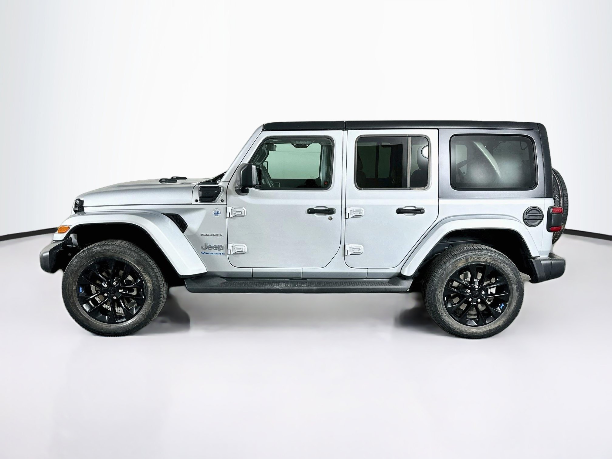 Used 2023 Jeep Wrangler Unlimited Sahara AWD/4WD image 4