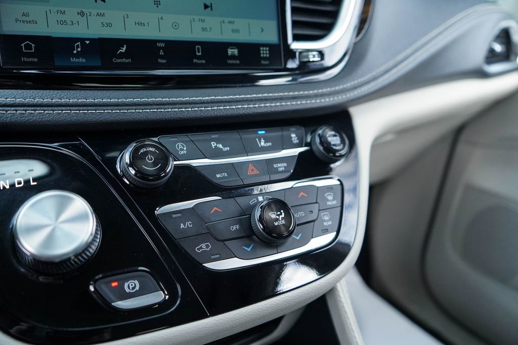 Used 2024 Chrysler Pacifica Limited image 21