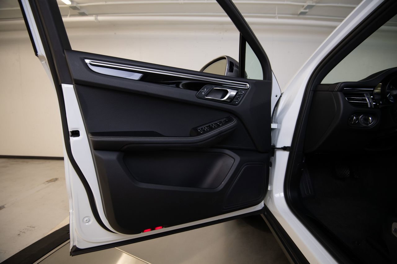 Used 2023 Porsche Macan Turbo image 23