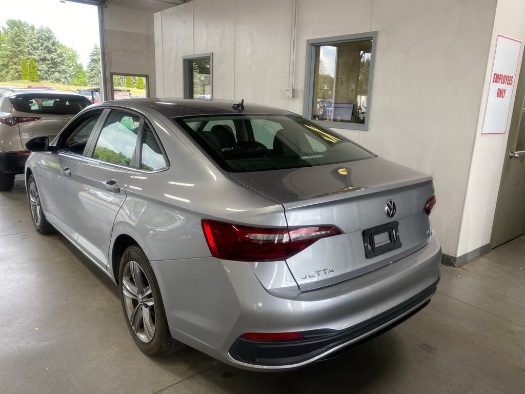 Used 2024 Volkswagen Jetta SE FWD image 3