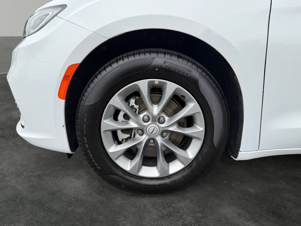 Used 2026 Chrysler Pacifica Limited FWD image 4