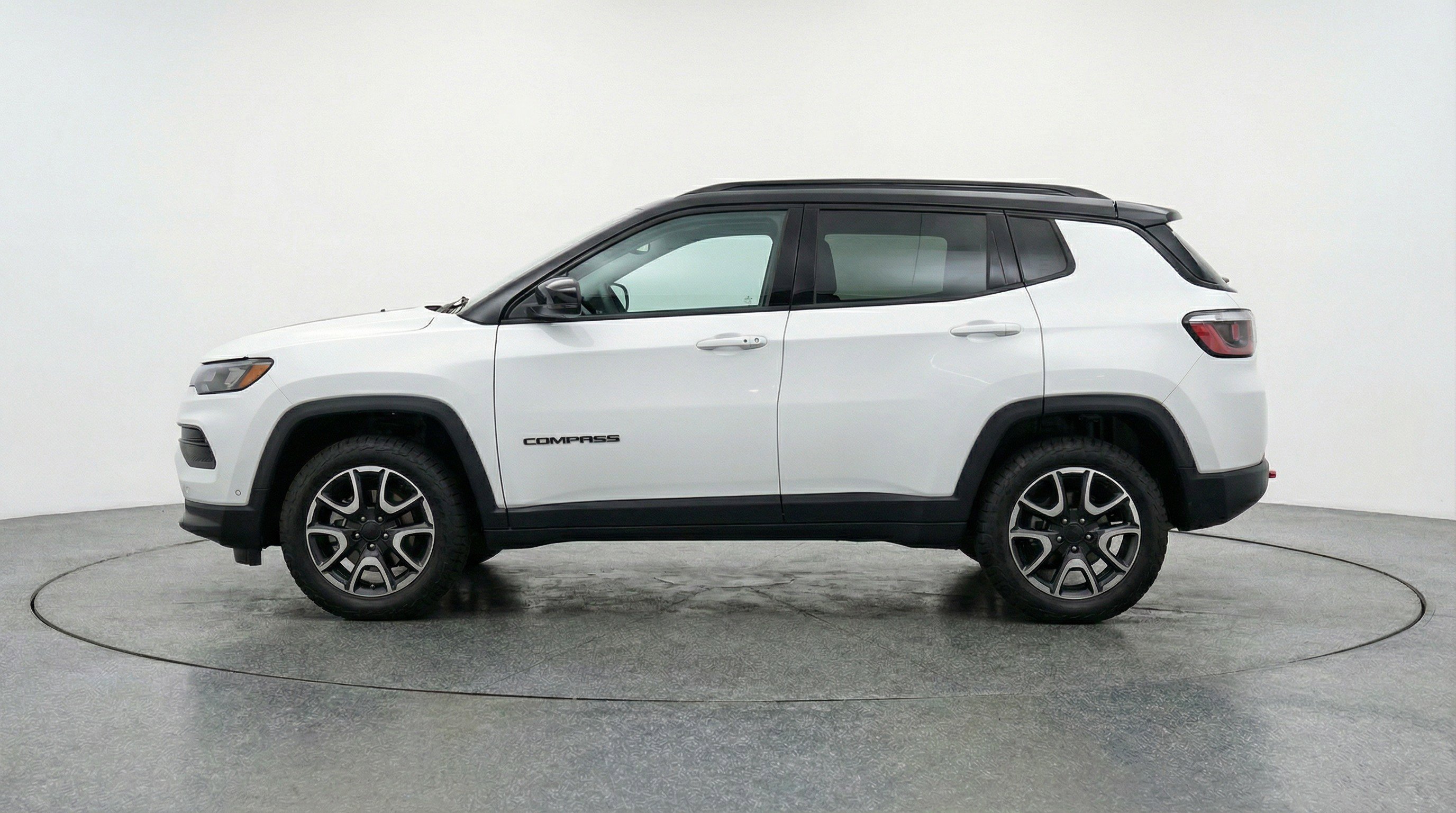 Used 2025 Jeep Compass Trailhawk image 5