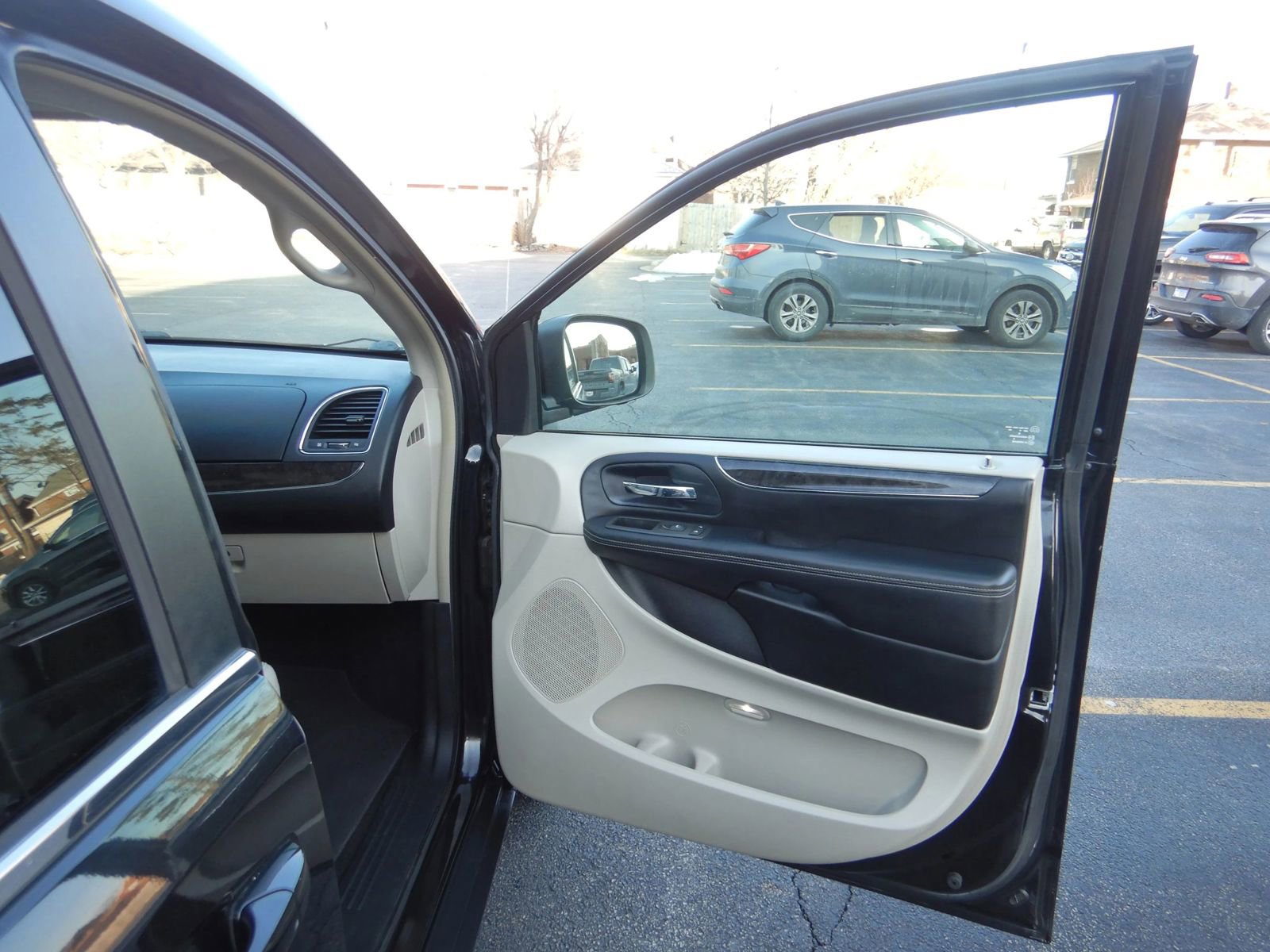 Used 2013 Chrysler Town & Country Touring image 17