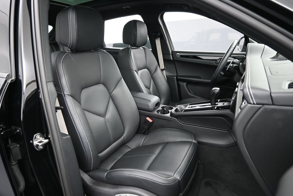Certified 2024 Porsche Macan Turbo AWD/4WD image 29