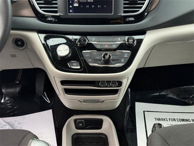 Used 2023 Chrysler Voyager LX image 15