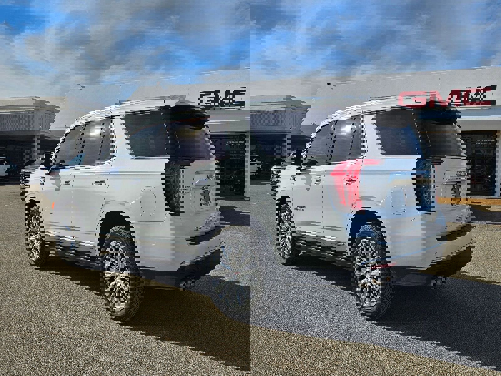 Used 2023 GMC Yukon Denali image 4