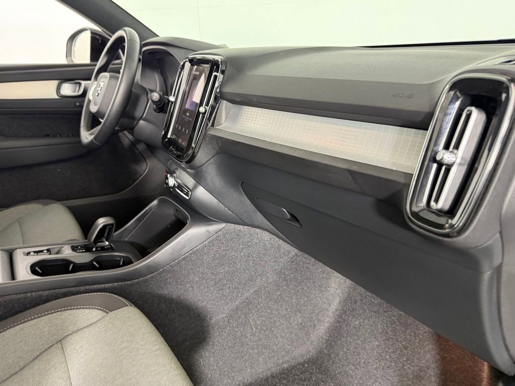Used 2025 Volvo XC40 B5 Core image 33